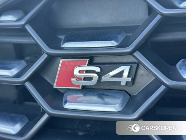 Audi S4 2022 Темно-серый из Китая