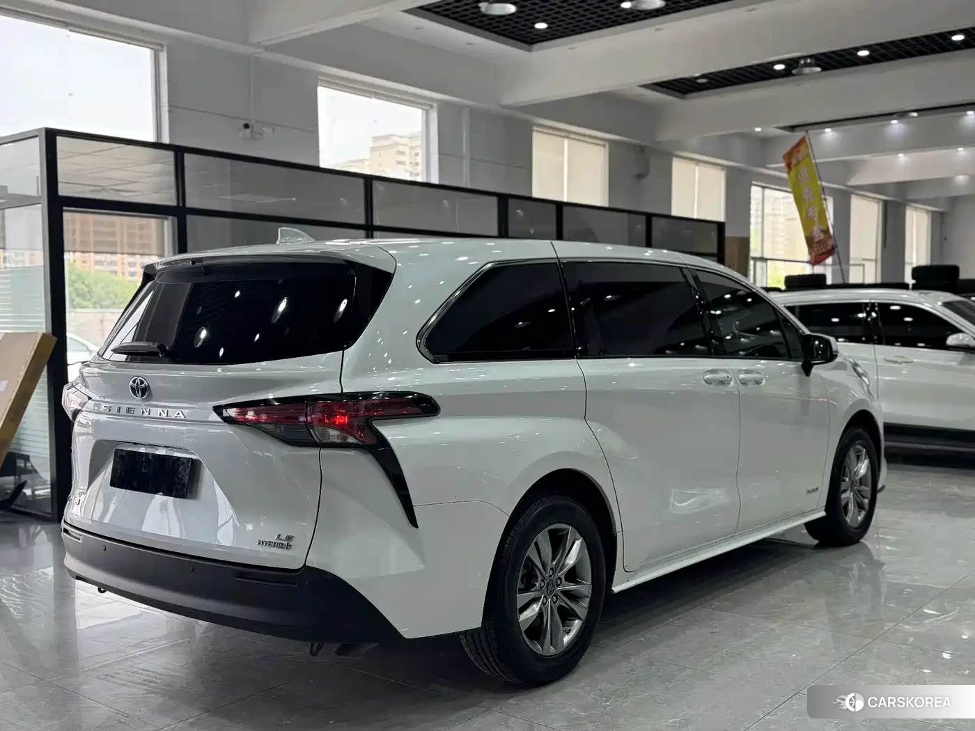 Toyota Sienna 2023 Белый из Китая