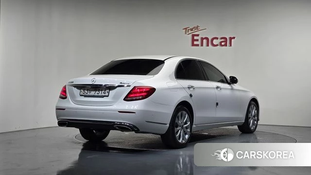 Mercedes-Benz E-Class W213 2018 Белый из Кореи