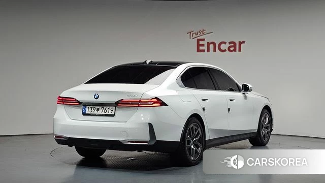BMW 5 Series (G60) 2023 Белый из Кореи