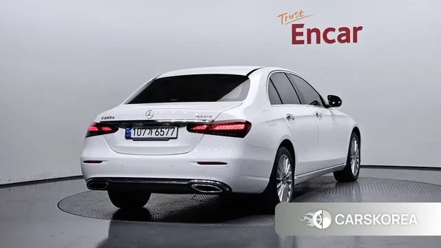 Mercedes-Benz E-Class W213 2023 Белый из Кореи
