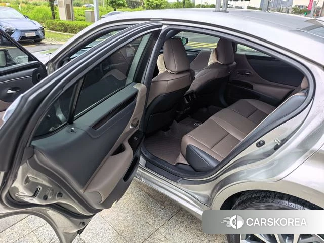 Lexus ES 2024 Серебристо-серый из Китая