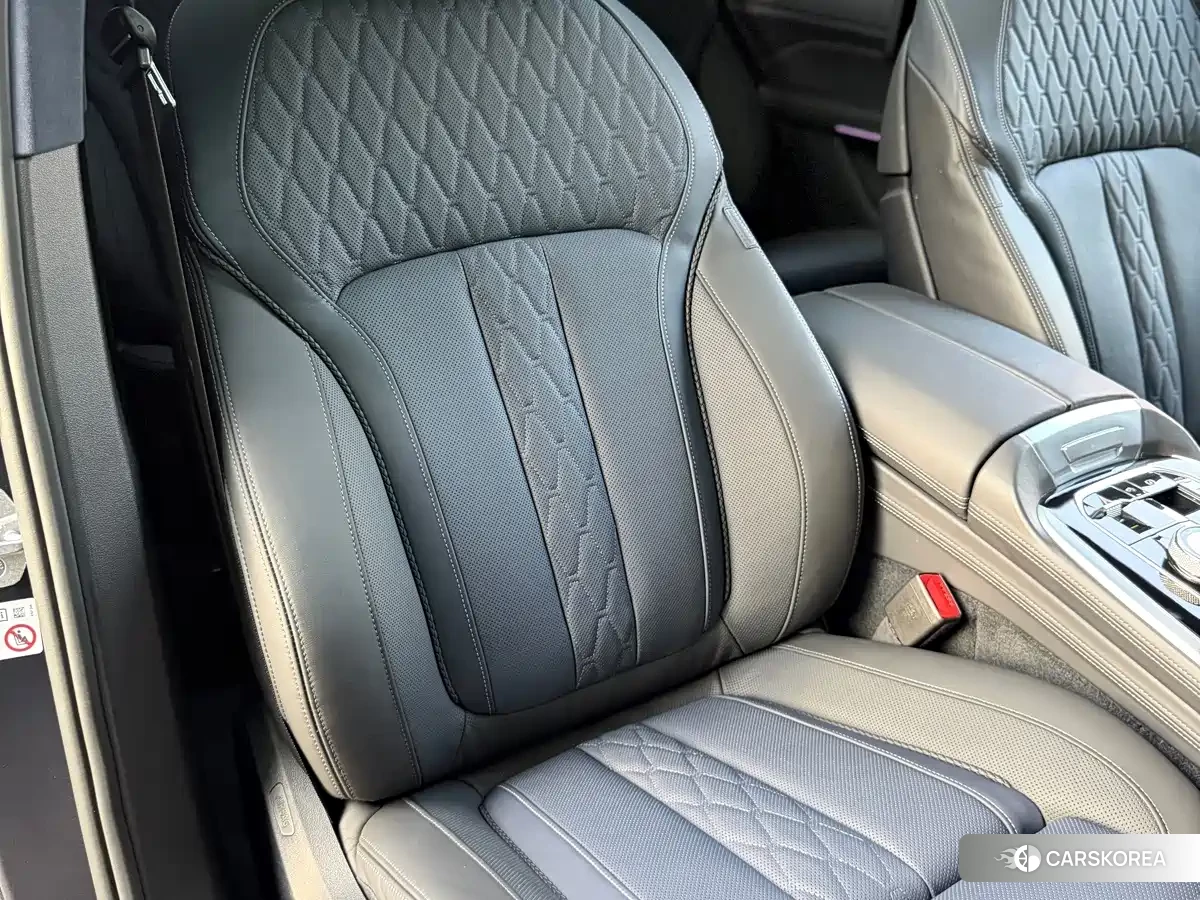 BMW X7 2023 Silver/gray из Китая