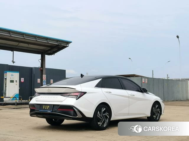 Hyundai Elantra 2023 Белый из Китая