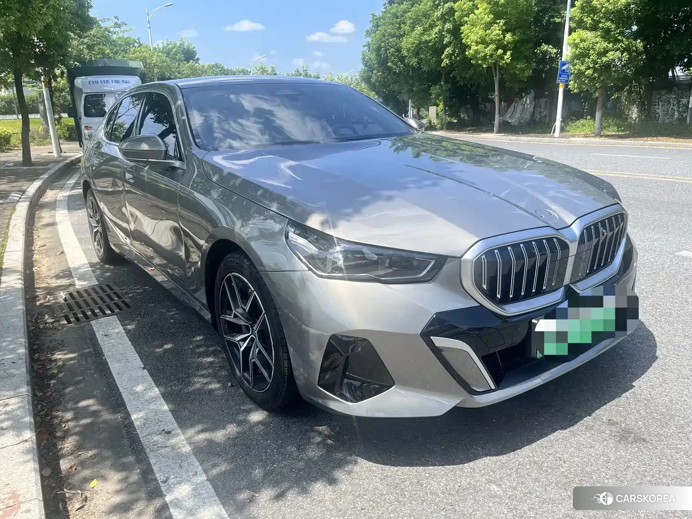 BMW i5 2024 Champagne/brown из Китая