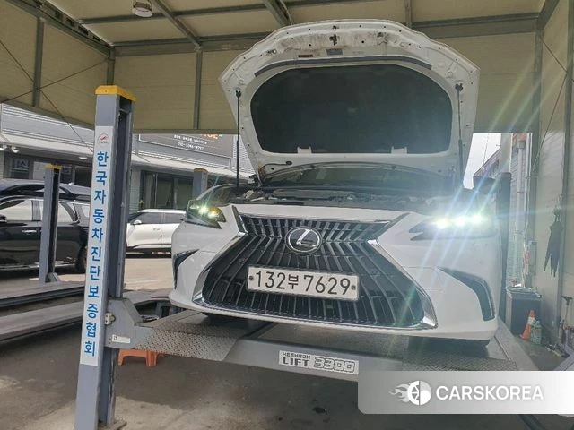 Lexus ES300h 7th generation 2022 Белый из Кореи