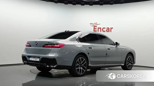BMW 7 Series (G70) 2025 Светло-серебряный цвет из Кореи