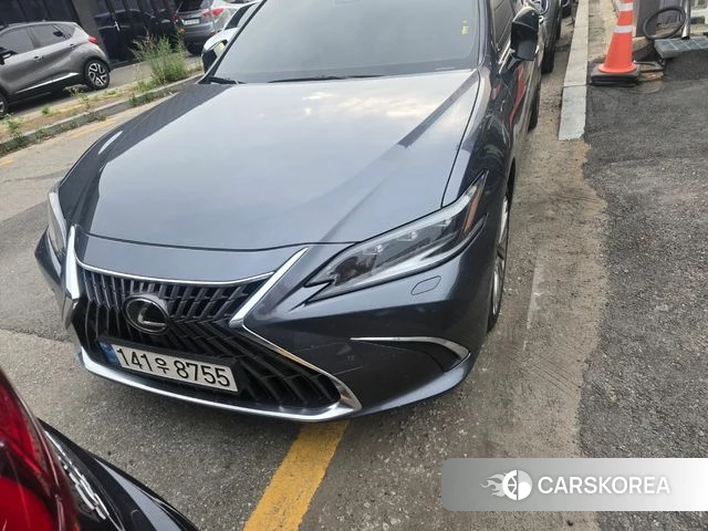 Lexus ES300h 7th generation 2024 Серый из Кореи