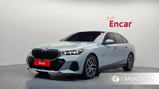 BMW 5 Series (G60) 2025 Светло-серебряный цвет из Кореи