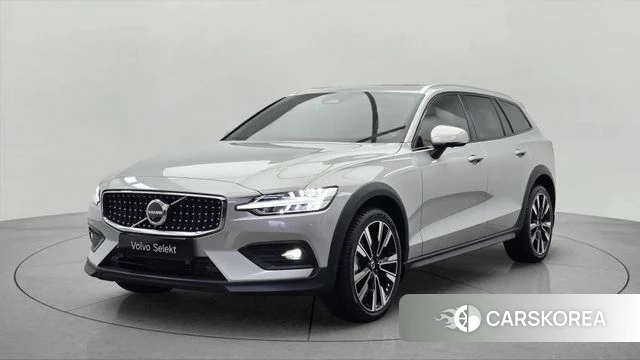 Volvo V60 Cross-Country 2nd Generation 2023 Серебряный из Кореи