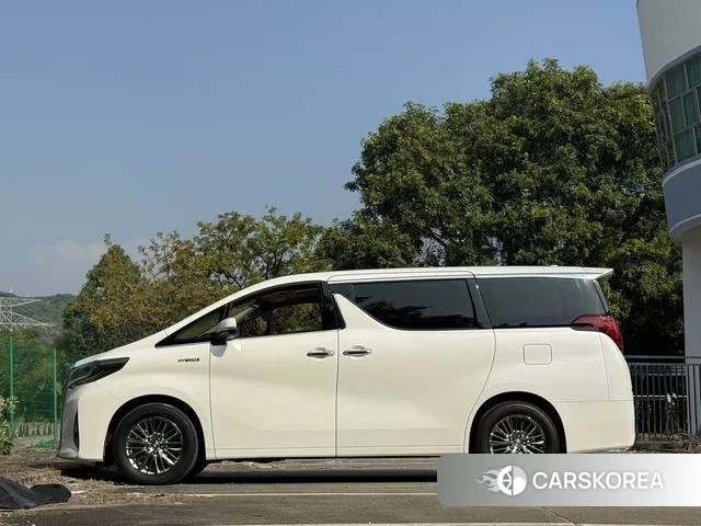 Toyota Elfa 2021 Белый из Китая