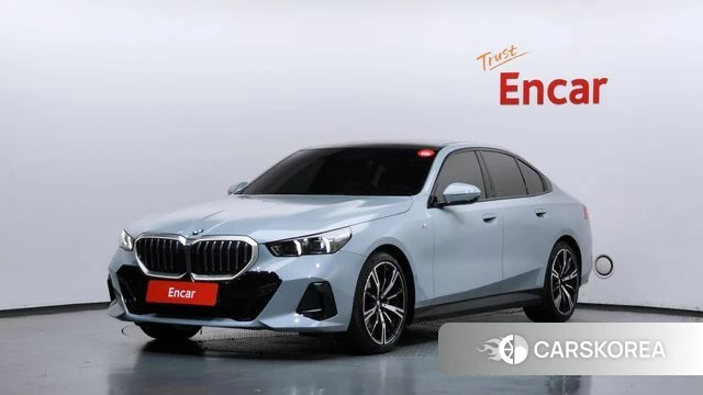 BMW 5 Series (G60) 2024 Небесно-голубой из Кореи