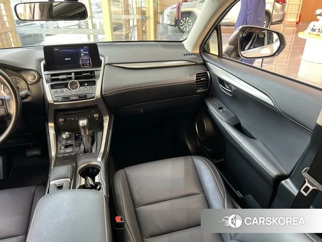 Lexus NX 2018 Серебристо-серый из Китая
