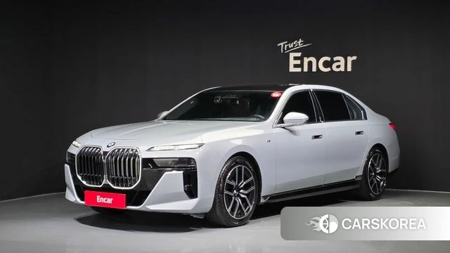 BMW 7 Series (G70) 2023 Светло-серебряный цвет из Кореи