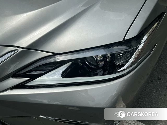 Lexus ES 2021 Серебристо-серый из Китая