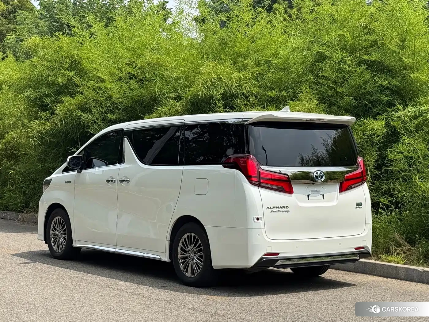 Toyota Elfa 2023 Белый из Китая