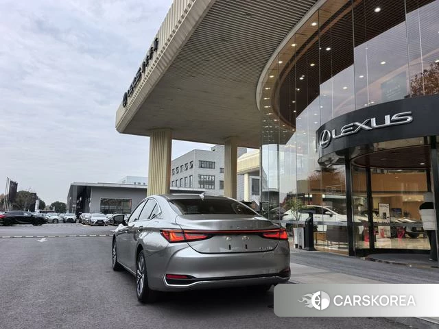 Lexus ES 2025 Серебристо-серый из Китая