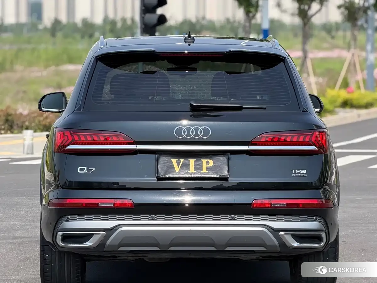Audi Q7 2023 Черный из Китая