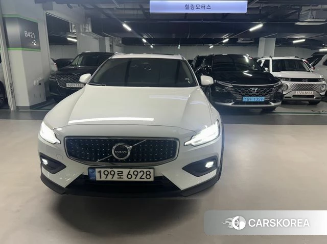 Volvo V60 Cross-Country 2nd Generation 2022 Белый из Кореи