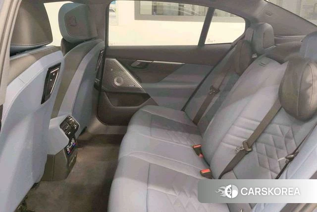 BMW i5 2025 Темно-серый из Китая