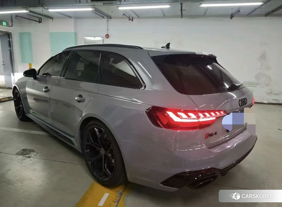 Audi RS 4 2023 Серебристо-серый из Китая