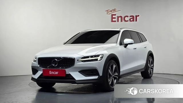 Volvo V60 Cross-Country 2nd Generation 2021 Белый из Кореи
