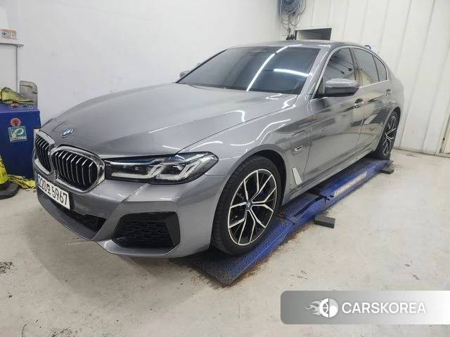 BMW 5 Series (G60) 2023 Серебристо-серый из Кореи