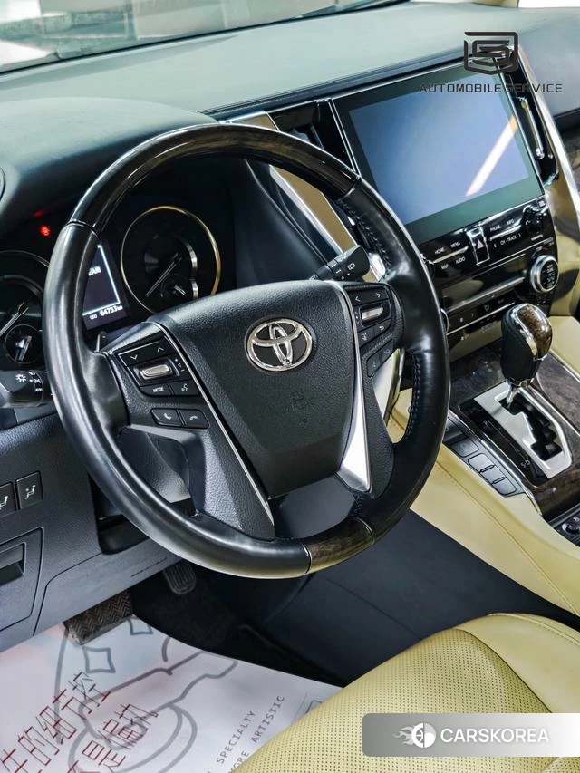 Toyota Elfa 2022 Белый из Китая