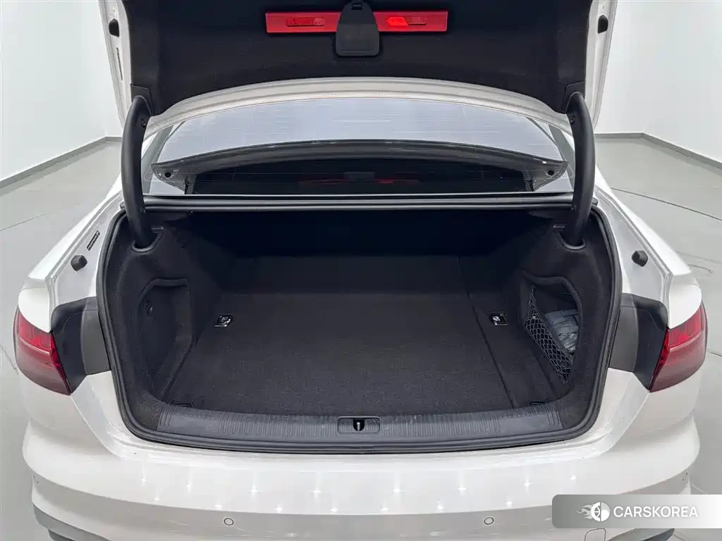Audi A4L 2023 Белый из Китая, фото 2