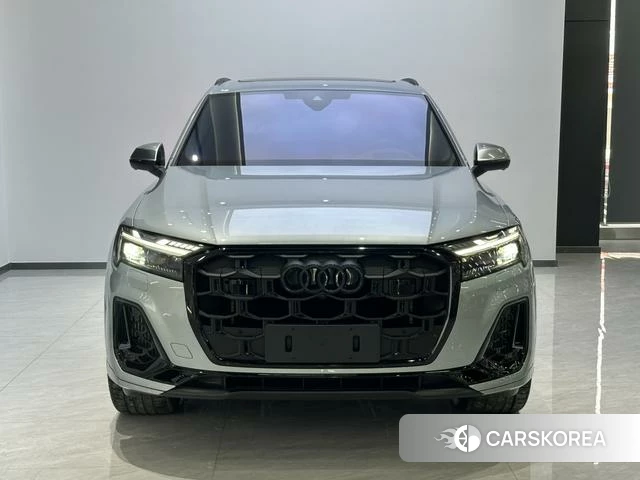 Audi SQ7 2025 Серебристо-серый из Китая