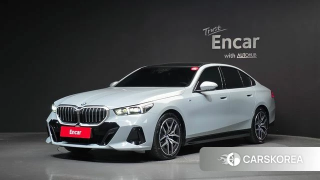 BMW 5 Series (G60) 2025 Цвет галактики из Кореи
