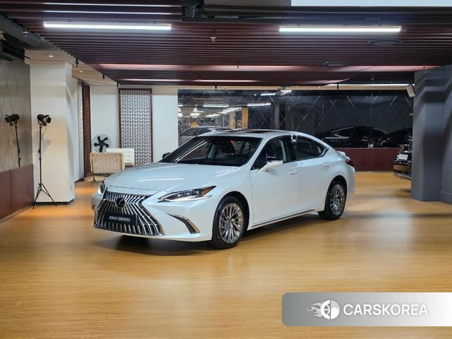 Lexus ES300h 7th generation 2025 Белый из Кореи