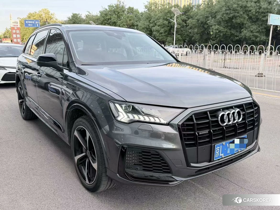 Audi Q7 2020 Темно-серый из Китая