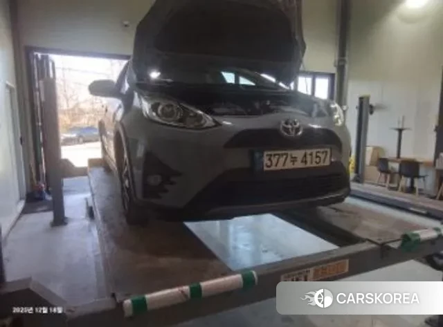 Toyota Prius C 2021 Серебристо-серый из Кореи