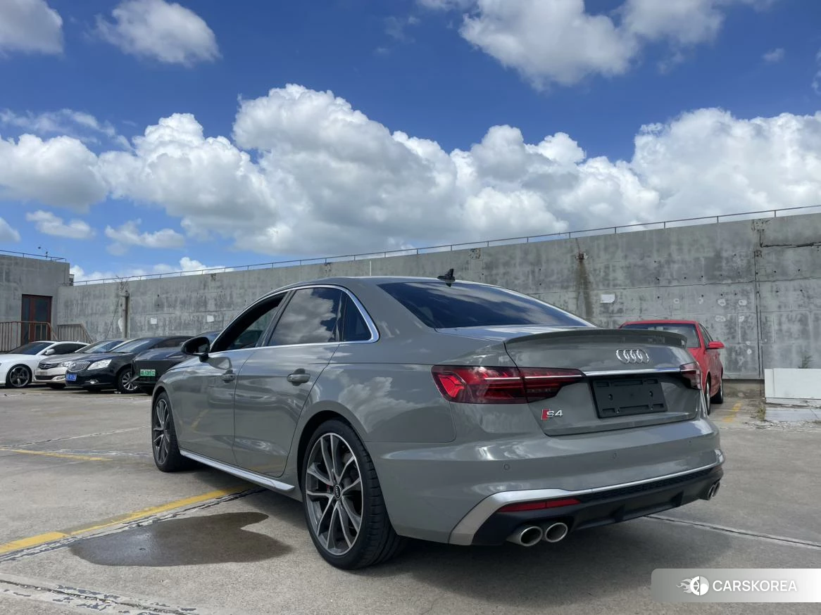 Audi S4 2020 Темно-серый из Китая