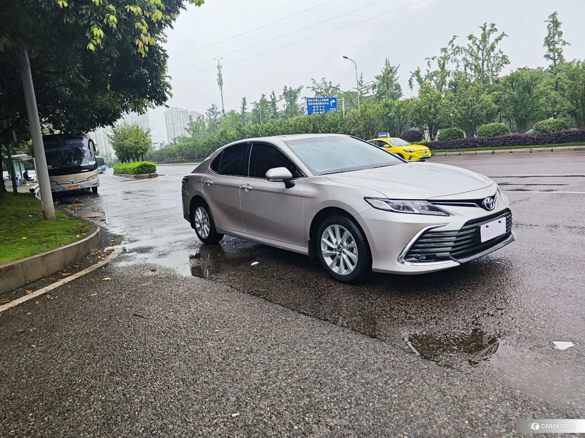 Toyota Camry 2023 Серебристо-серый из Китая