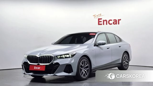 BMW 5 Series (G60) 2025 Цвет галактики из Кореи