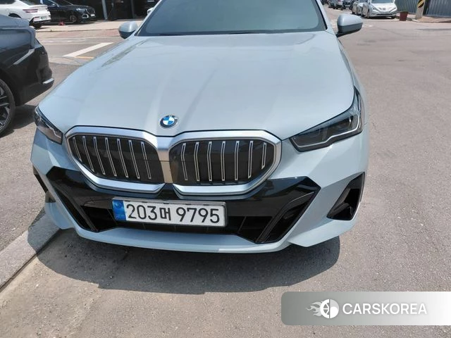 BMW 5 Series (G60) 2024 Светло-серебряный цвет из Кореи
