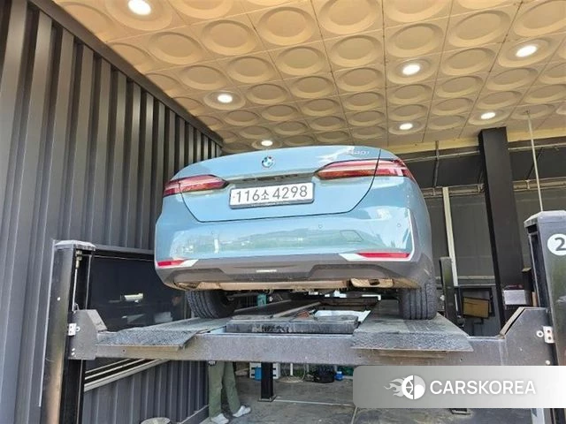BMW 5 Series (G60) 2024 Синий нефрит из Кореи