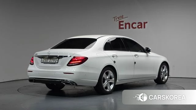 Mercedes-Benz E-Class W213 2018 Белый из Кореи