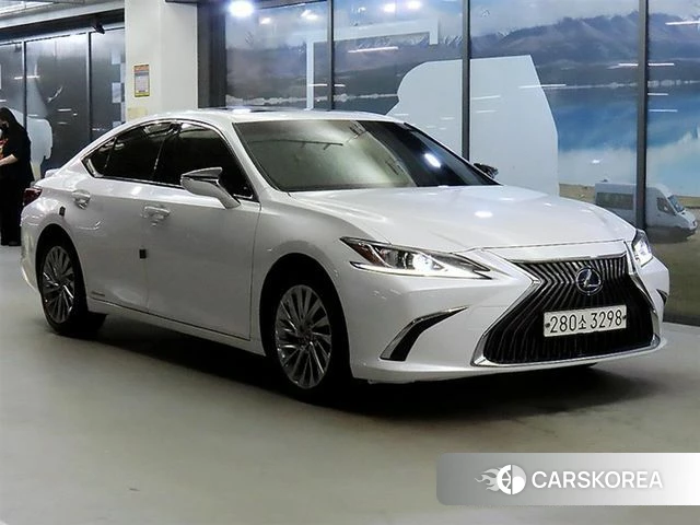 Lexus ES300h 7th generation 2021 Белый из Кореи