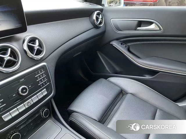 Mercedes-Benz GLA 2019 Белый из Китая
