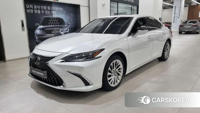 Lexus ES300h 7th generation 2023 Белый из Кореи