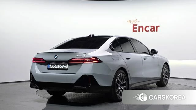 BMW 5 Series (G60) 2025 Светло-серебряный цвет из Кореи