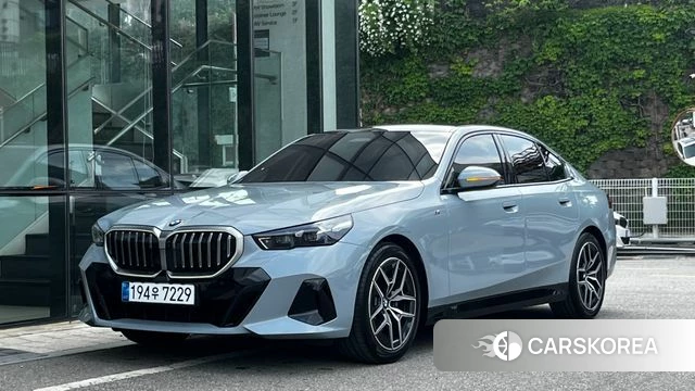 BMW 5 Series (G60) 2024 Светло-серебряный цвет из Кореи