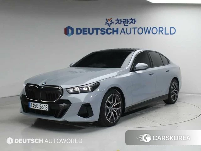 BMW 5 Series (G60) 2025 Светло-серебряный цвет из Кореи