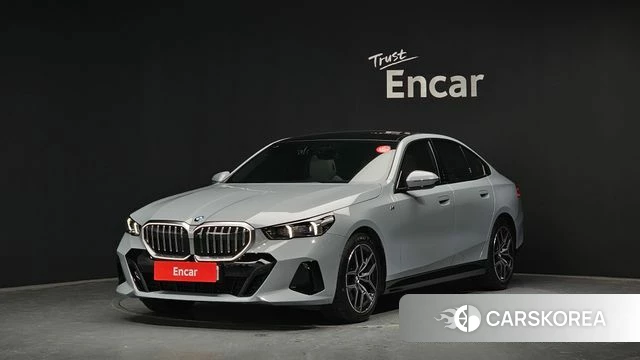 BMW 5 Series (G60) 2024 Небесно-голубой из Кореи