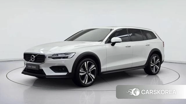 Volvo V60 Cross-Country 2nd Generation 2021 Белый из Кореи
