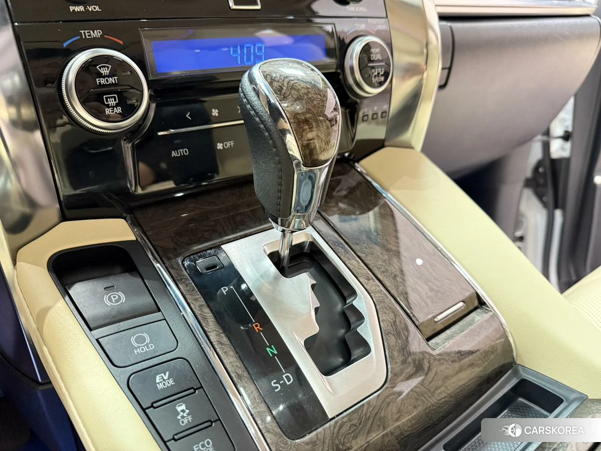 Toyota Elfa 2021 Белый из Китая