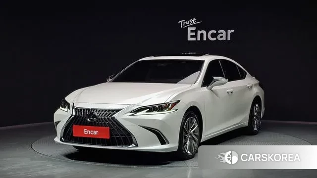 Lexus ES300h 7th generation 2023 Белый из Кореи